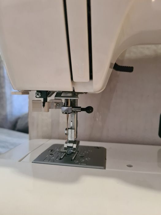 Продам швейную машинку JANOME LE-35