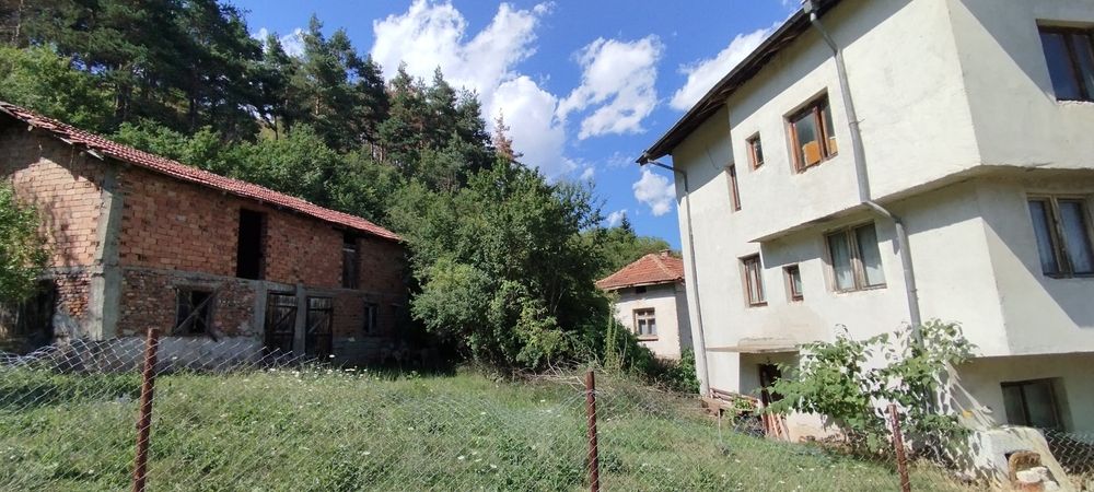 Къща, вила с парцел и втора постройка в с.Райово