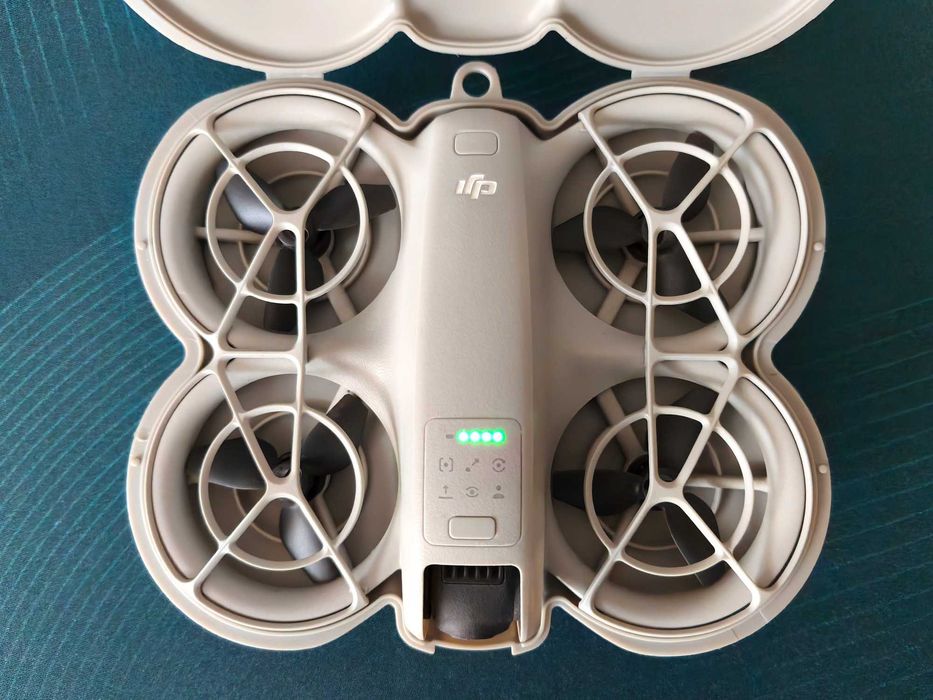 DJI NEO Fly More Combo - Дрон с дистанционно, хъб с 3 батерии, кутия и резервни части