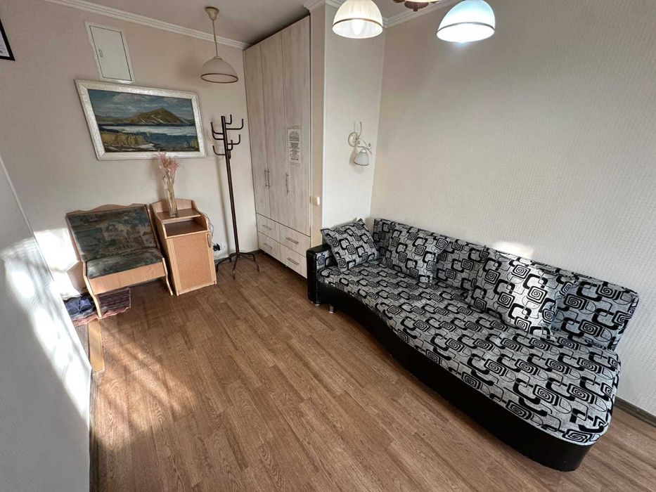 В самом центре на абзале 3шка Kaspi RED QR GOLD