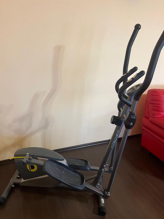Vând birou  și bicicletă fitness impecabile