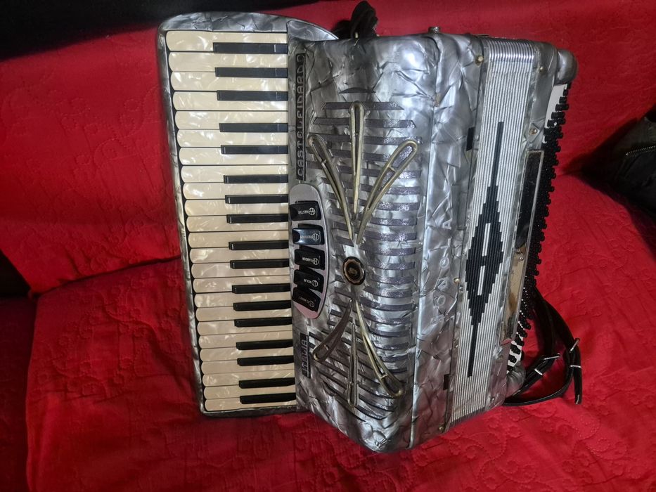 Vând acordeon italian Sonola 120 basi