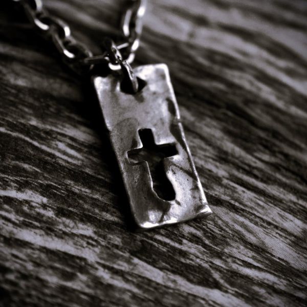 Сребърен медальон 925 Плочка с кръст – мъжко бижу със сила и характер