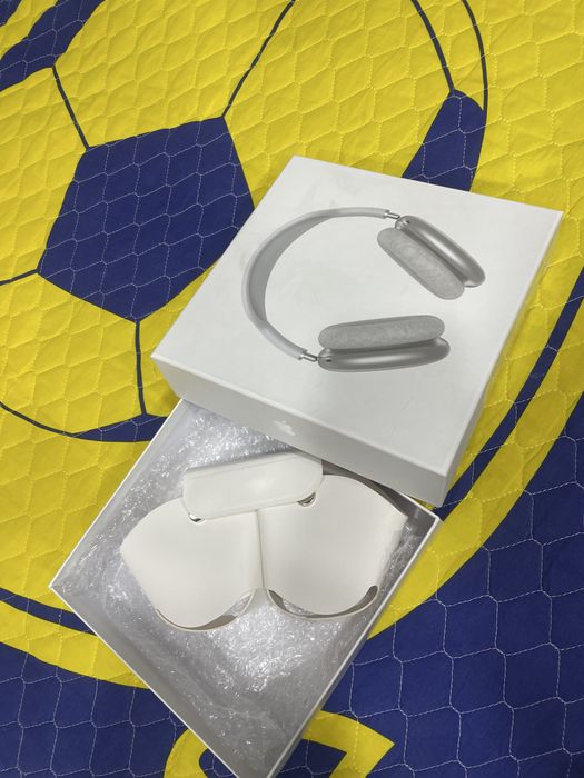 Коробка с чехлом Airpods Max