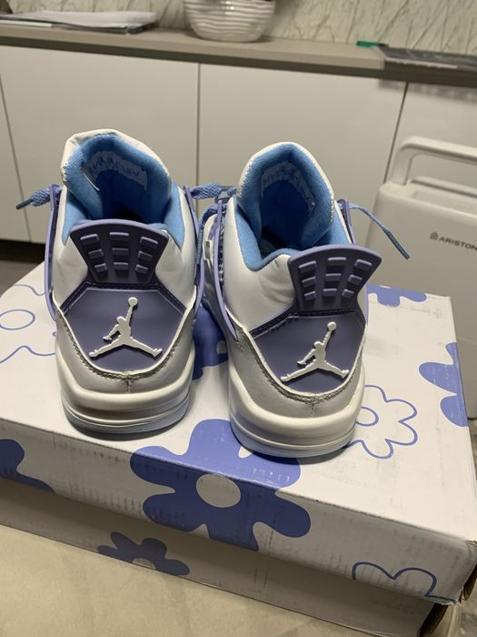 Jordan 4 Retro university Blue