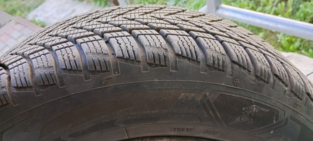 Vând 2 cauciucuri de iarna Goodyear ultragrip 195/65/R15 dot 2024  pe jante Ford
Uzură extrem de mică!
Anvelopele sunt montate pe jante de tablă.