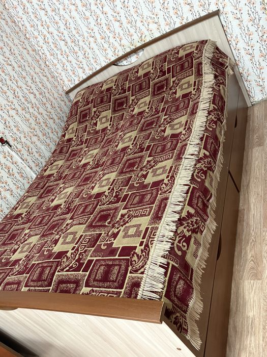 Двуспальная кровать с матрасом