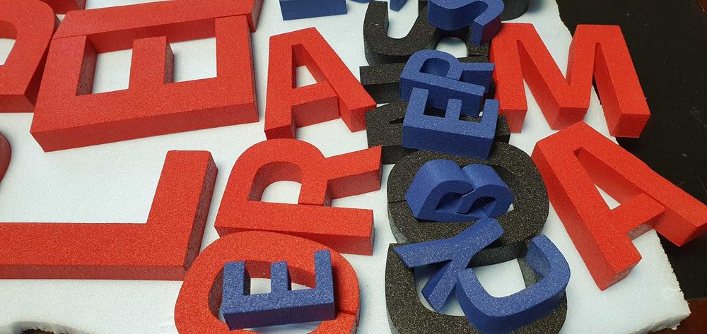 Etichete,bannere,bennere,colantari magazine, stikere auto,placi rigide