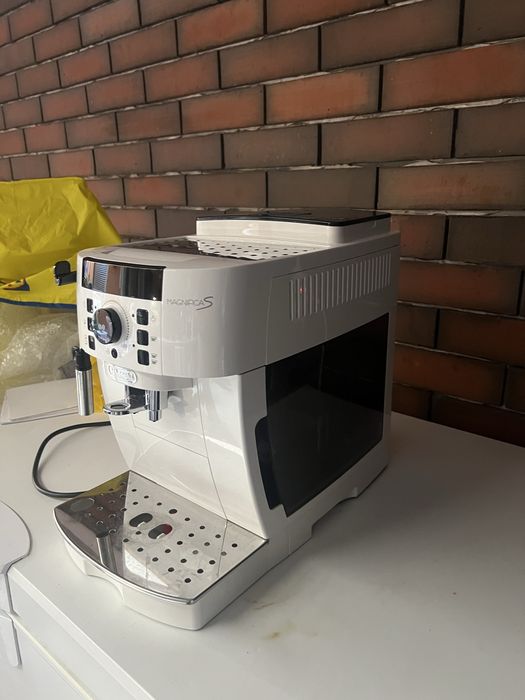 Delonghi magnifica S (masina de cafea)