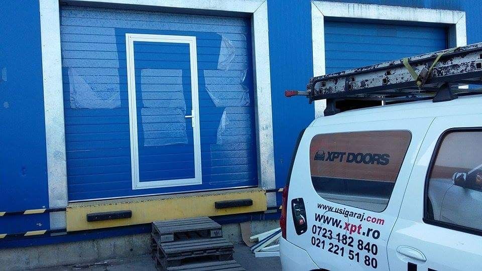 Usa de garaj sectionala izolata cu usa pietonala inclusa