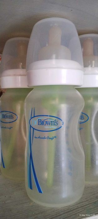 Бебешки бутилки Dr. Brown's и залагалки буики и чорапки