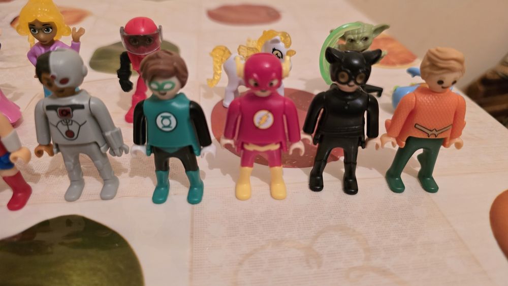 Новые киндер игрушки 19 штук.