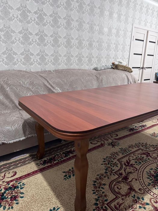 Продается овальный стол для зала из дерево.