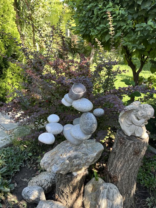 Decorațiune grădină din pietre decorative pe suport