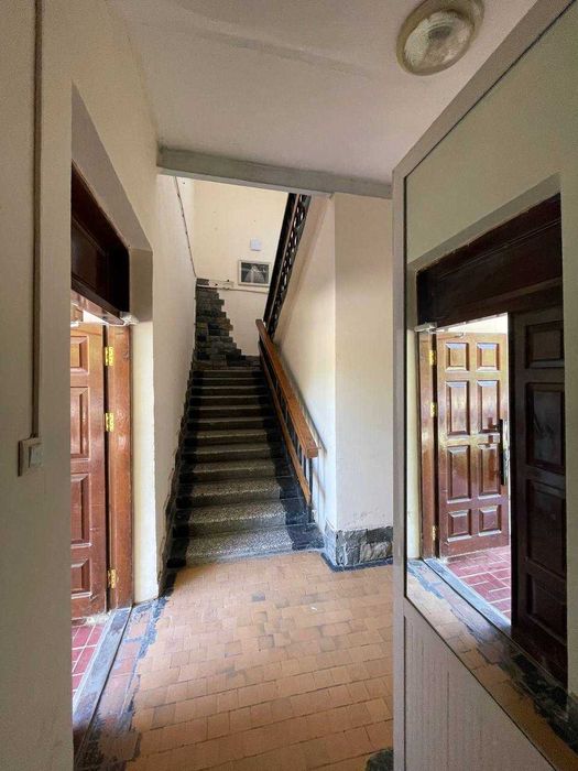 2 этажда жой сотилади ески Нежность кафеси. Цумни йон томонида.