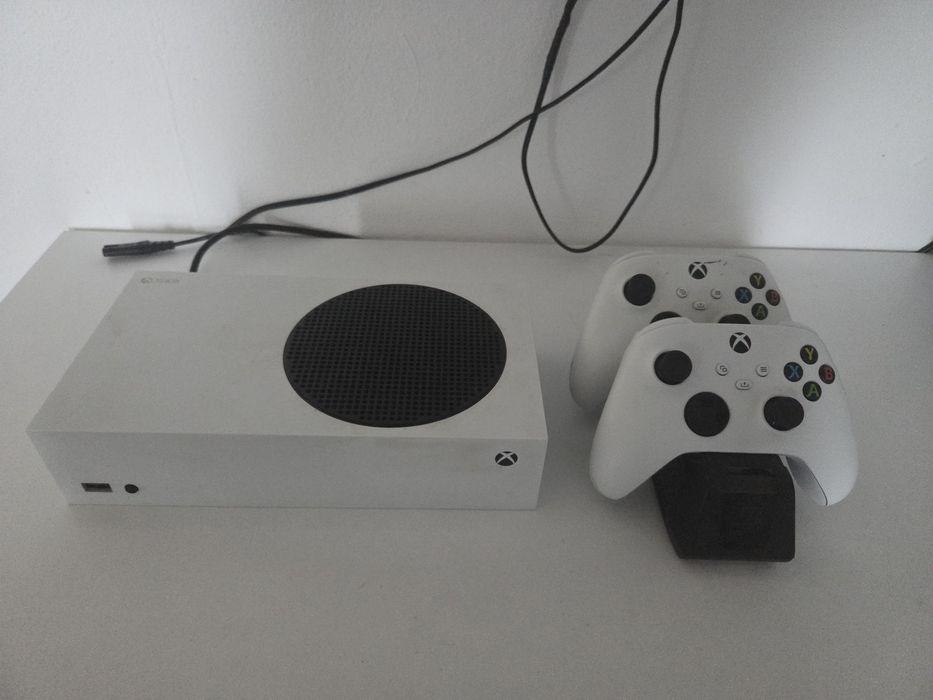 Xbox Series S + 2 controllere + stație de încărcare performantă și 2 baterii reîncărcabile
