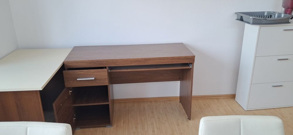 Vand 2 birouri in stare f bună