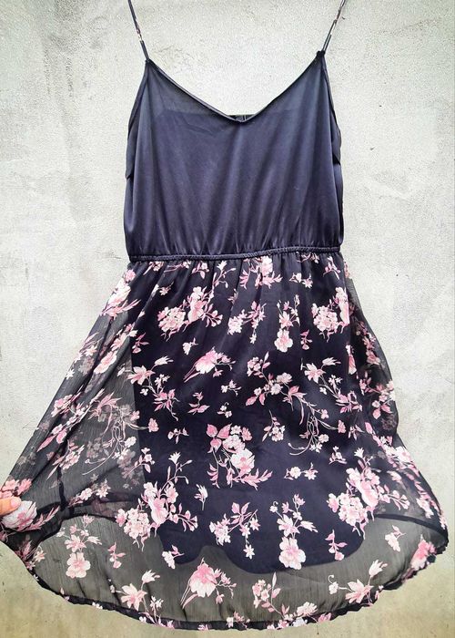 Rochie Vero Moda mărimea M , neagră cu fustă florală semitransparentă