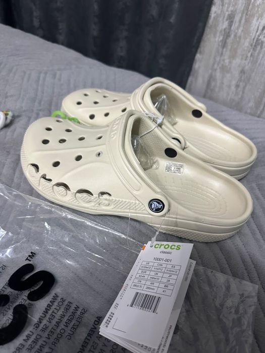 Продам crocs новые