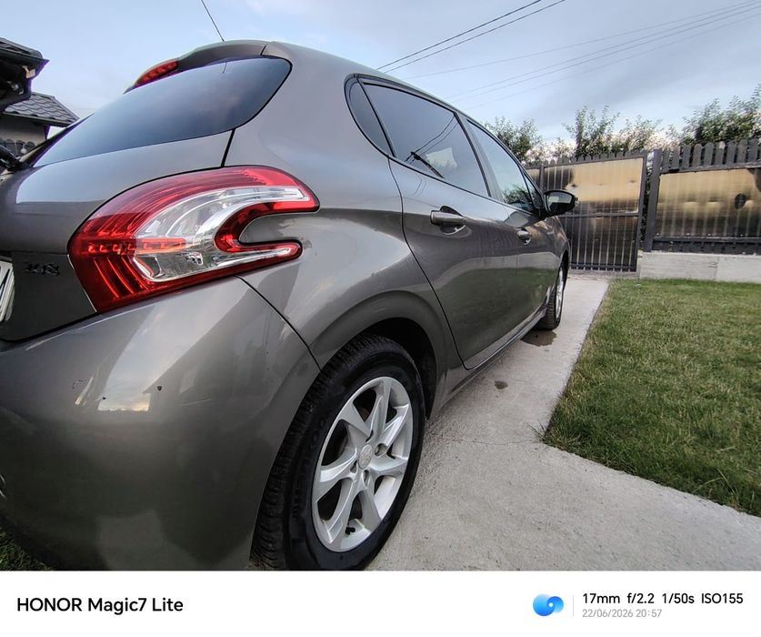 Vând Peugeot 208