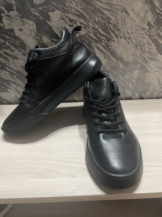 Продам зимние ботинки