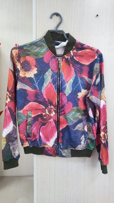 Продам бомбер 5000 тг