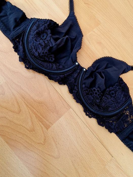 Sutien original Triumph,cupa 75B,super preț,aplicații strass,Italia