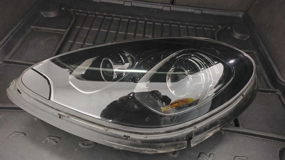 Фарове Porsche Macan