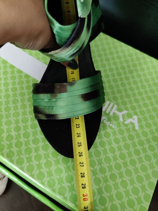 Зелени сандали с тънък ток