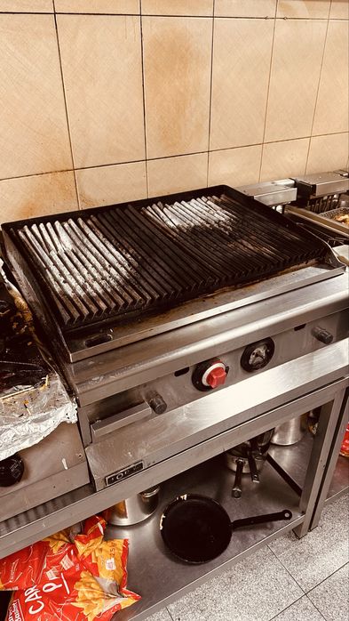 Grill cu roca vulcanica pe gaz