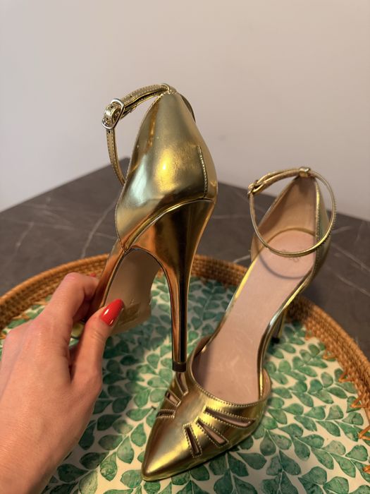 Pantofi eleganti aurii de super ocazie