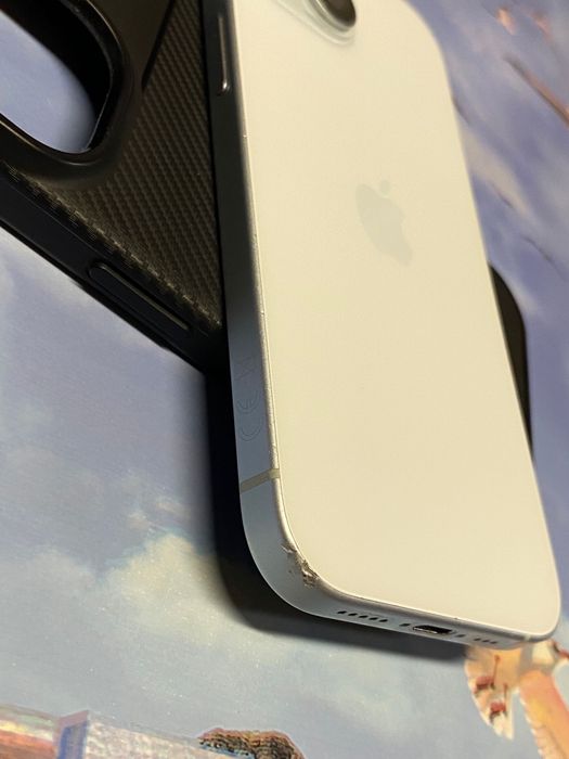 Продавам iphone 15 бял , 128gb