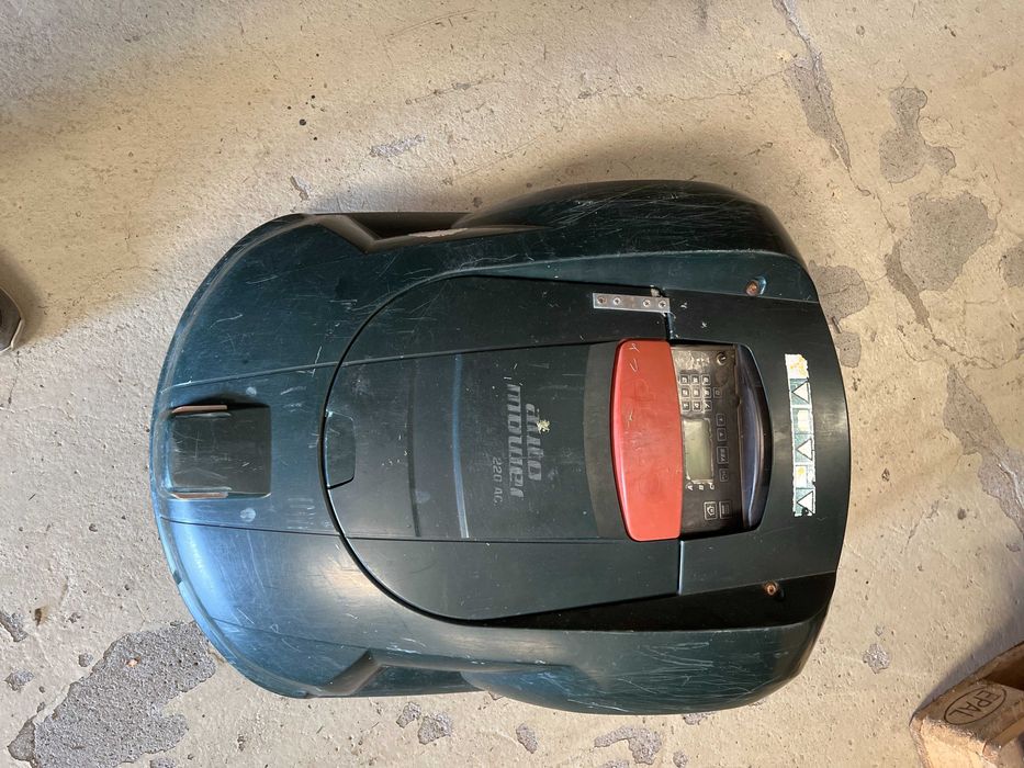 vand robot de tuns gazon husvarna 220 AC pentru piese.