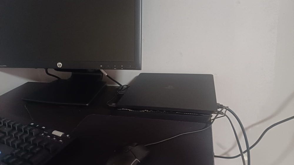 Vând PS 4 Complet mai multe detalii  la tel
