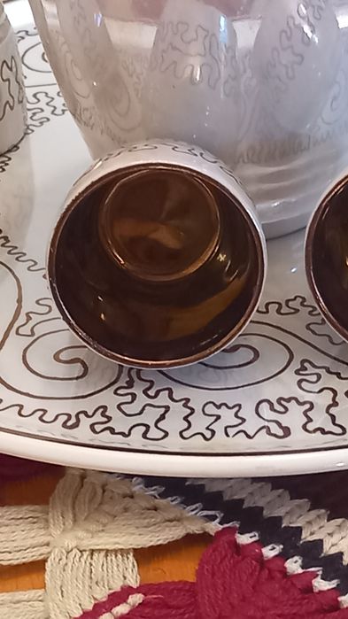Vand set portelan sticla cu dop+ 5 pahare+platou mare rotund pt tuica/ tarie nefolosite,f frumoase