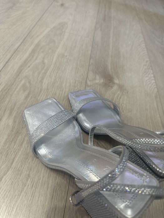 Сандали висок ток ZARA