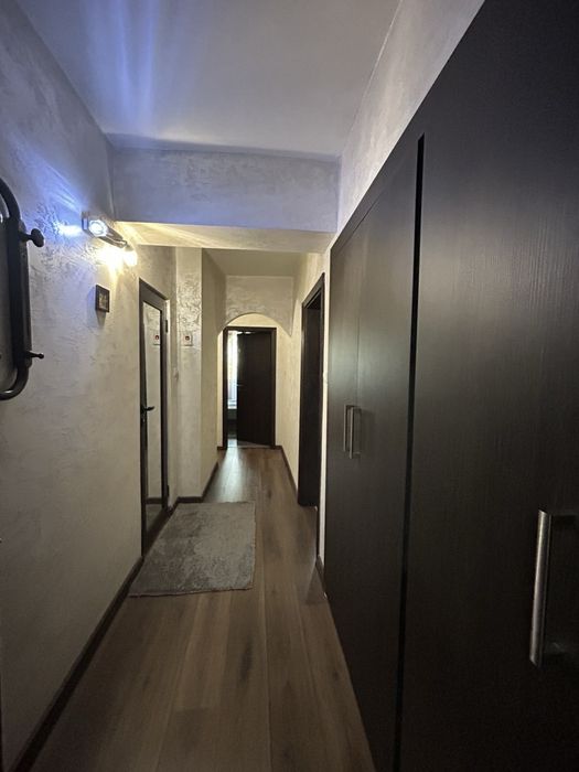 Три стаен апартамент с кухненски бокс