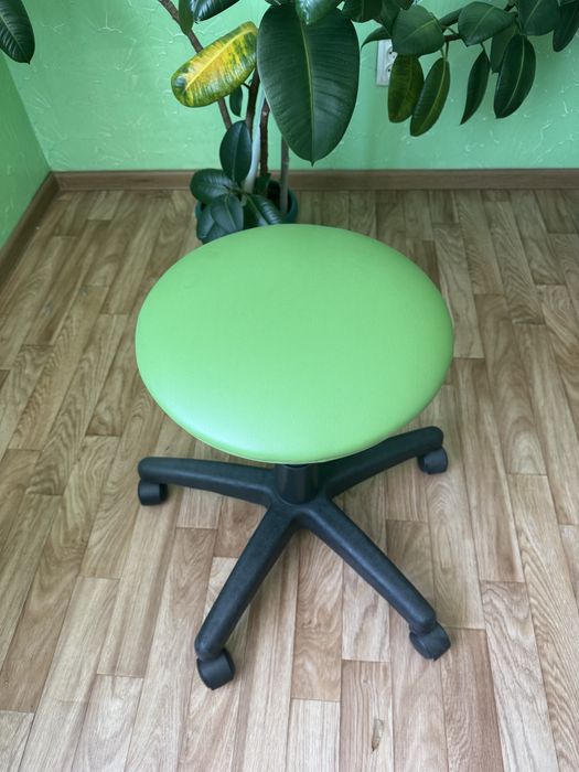 Продам новый стул для косметолога