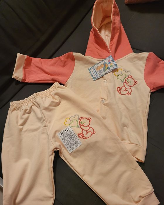 Trening două piese: pantaloni si hanorac cu capse din 95% bumbac. Nou, în cutie.
74-80 cm, 9-12 luni