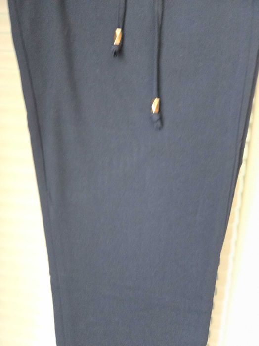 Прекрасен,тъмно син панталон