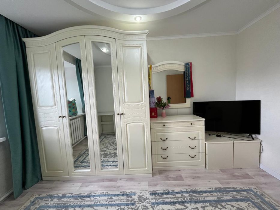 Продам шкаф 4х дверн, комод, 2 тумбы