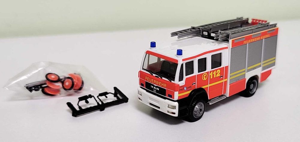 Macheta 1:87 camion pompieri Man LE2000 LF HERPA 046664, diorama H0