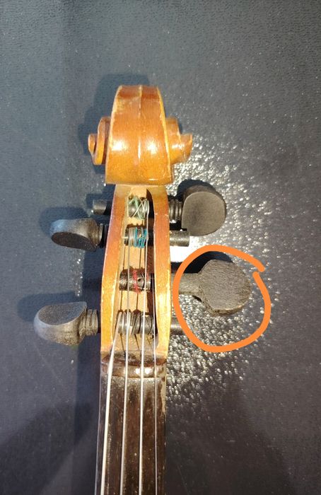 Продаётся скрипка 4/4 (длина 53 см), толщина верхней деки 1,53 мм