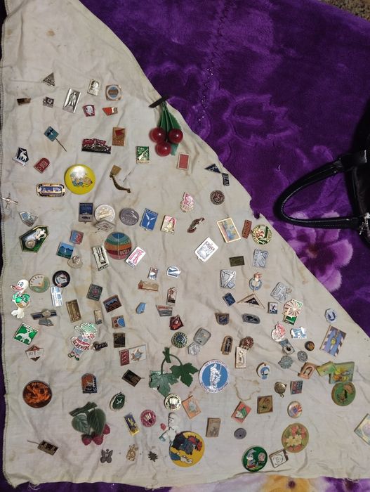 Продам советские значки