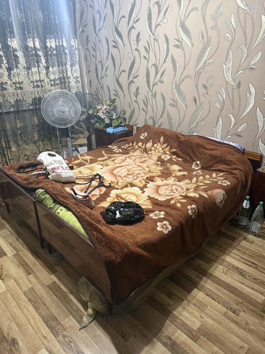 Отдам кровать и 2 тумбочки