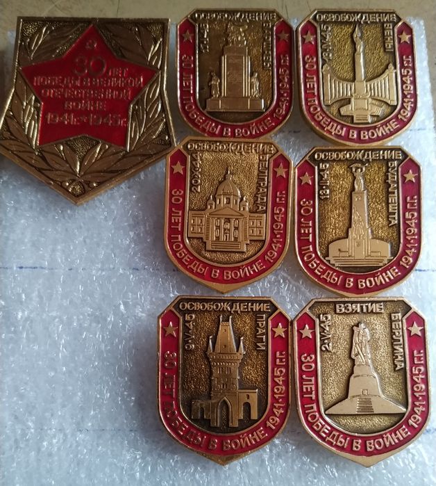 Продажа значков наборами.