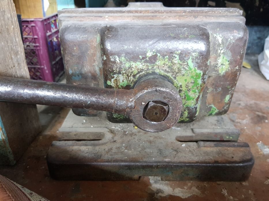 Срочно Продам большой огромный тиски Советский СССР