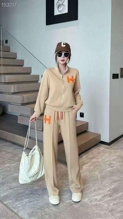 Женский спортивный костюм