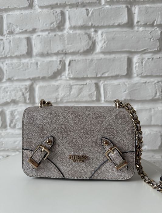 GUESS лого чанта