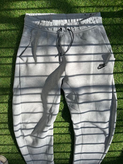 Мъжко долнище : Nike Tech Fleece Pants Standard Fit Taper Leg Grey S